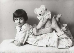Kinderporträt Sonnie Hanisch (Tochter des Fotografen) im Schlafanzug und mit Teddybär