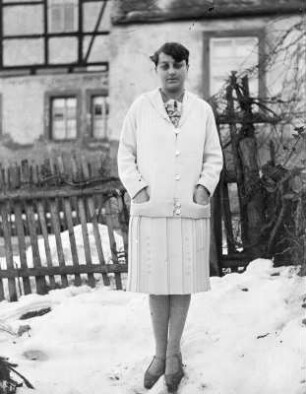 Mittelsachsen, Frauenportrait : Mittelsachsen. Frau vor einem Zaun stehend