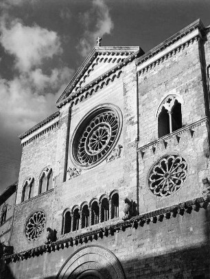 Italien. Kirche. Teilansicht der Hauptfassade
