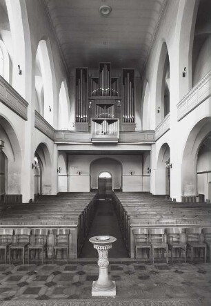 Forst (Lausitz), Stadtkirche Sankt Nikolai. Blick durch das Mittelschiff zur Orgelempore mit dreimanualiger Orgel III/37 (1958-1960; Eule  op. 289)
