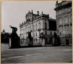Das hunderttürmige Prag, Burg, Blick vom Ehrenhof zum Erzbischöflichen Palais