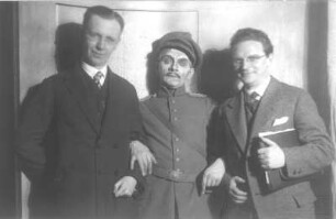 Autor Gerhard Menzel, Erich Ponto als Hauptmann Toboggan und Regisseur Josef Gielen anläßlich der Uraufführung des Dramas "Toboggan", Staatsschauspiel Dresden, Uraufführung 15.02.1928. Fotografie (Negativabzug auf Papier) von Ursula Richter