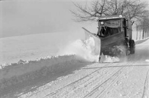 Reportage "Was kostet der Schnee?". Schneepflug im Einsatz