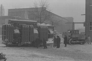 Vorbereitungen zur Frühjahrsmesse 1956, rumänische Arbeiter transportieren eine technische Anlage in die Messehalle
