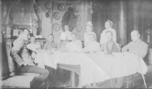 Erster Weltkrieg - Im Lazarett. Schwestern und Ärzte und Patient