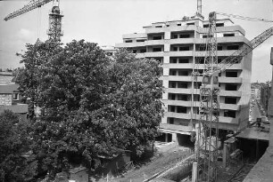 Bau von 125 Eigentumswohnungen auf dem Gelände der ehemaligen Gaststätte "Zum Felseneck" längs der Kriegsstraße und Gartenstraße durch die Baugemeinschaft Gutmann/Häberle/Mura