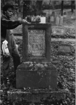 Grabstein 579 (Index: 99790965) Maße HxBxT: 146x73x50 cm Symbolik: nach unten gehaltene Fackeln: Grabstein 579
