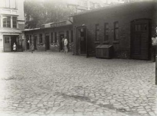 Leutzsch, 57. Schule : Leipzig-Leutzsch. 57. Schule, Georg-Schwarz-Straße 113. Toilettenhäuschen im Schulhof