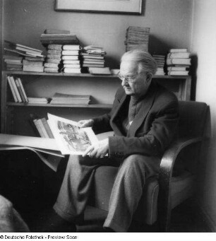 Berlin. Freie Universität Berlin. Prof. Edwin Redslob (Er entwarf das Wappen der FU, das das Motto "Wahrheit, Gerechtigkeit, Freiheit" trägt: Prof. Edwin Redslob, Kunst- und Kulturhistoriker, Mitbegründer der FU und bis 1950 Rektor)