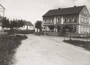 Ortsteilansicht mit Wohnhaus (Schule ?)