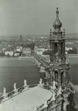 Dresden. Blick vom Schloßturm über die Katholische Hofkirche und die Elbe zur Neustadt