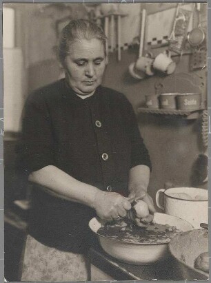 Mutter beim Kartoffelschälen : Mutter beim Kartoffelschälen