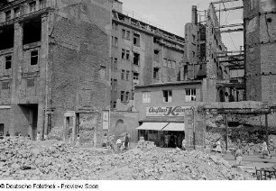 Leipzig. Von Ruinen umgebene Bäckerei (Feinbäckerei Gustav Kämpfe) auf der Petersstraße