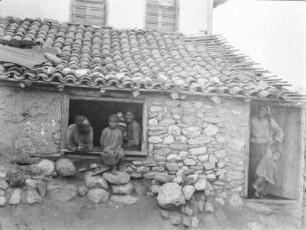 Personenaufnahme : Personen in einem Steinhaus.
