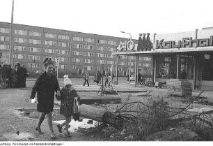 Dresden. Neubaugebiet Leuben. Die Handelsorganisation (HO)-Kaufhalle; Besprechung von Bau-Verantwortlichen in Leuben, 1967