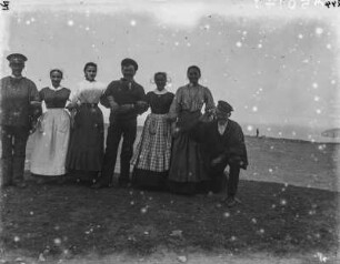 Gruppenportrait : Portrait der Angestellten des Hotels Pointe du Raz am Meer.