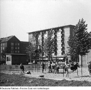 Dresden-Striesen, Borsbergstraße, Spielplatz mit Klettergerüsten, im Hintergrund das Appartementshaus, Borsbergstraße 32
