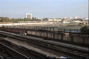 Berlin: Die Reise nach Berlin; Fernbahnzug überquert Sektorengrenze Friedrichstraße vom S-Bahnhof Lehrter Bahnhof