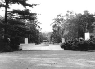 Dresden-Trachau, Moritzburger Landstraße 299. Heidefriedhof (1929-1934 angelegt). Ehrenhain mit Mahnmalen für die Opfer des Faschismus (1962-1963; K. Girt, K. Röthig)
