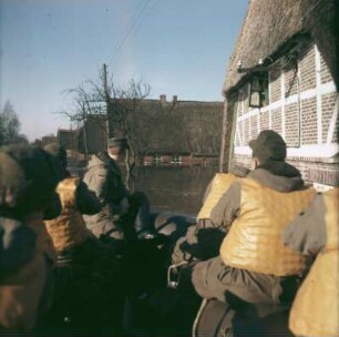 Sturmflut Hamburg 1962. Soldaten der Bundeswehr kommen in überflutetem Gebiet im Schlauchboot zur Hilfe