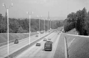 Paris: Autobahn West, mit Eiffelturm, bei Paris
