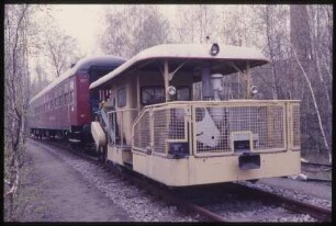 Lokomotive mit angehängter Maschine