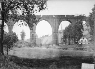 Freiberger Mulde bei Muldenhütten. Eisenbahnbrücke mit Anlagen des Hüttenwerks