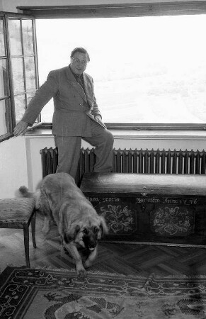 Leonberg: [Gerhart Herrmann] Mostar am Fenster seines Zimmers