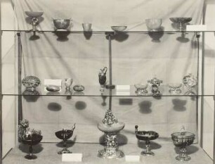 Vitrine 31: oben: Schalen aus Chalzedon und Jade, Mitte: Dosen, Schalen, Kanne, Flakon und Becher aus Achat u.a. & Jaspiskännchen in Vasenform & unten: Schalen aus Edelsteinen