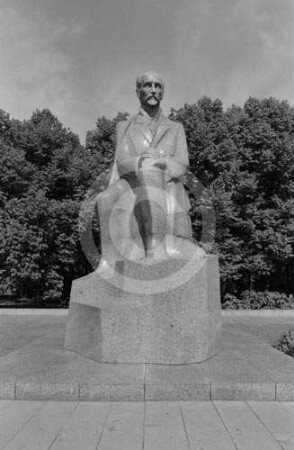 Denkmal des lettischen Nationaldichters Jānis Rainis (1865-1929) in Riga