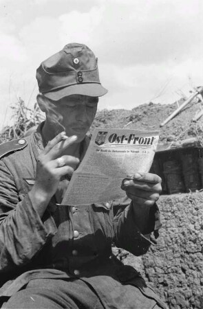 Zweiter Weltkrieg. Frontbilder. Sowjetunion. Angehöriger der deutschen Wehrmacht beim Lesen der "Ost-Front"