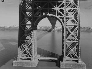 New York, Blick durch einen Pfeiler der George-Washington-Brücke über den Hudson River