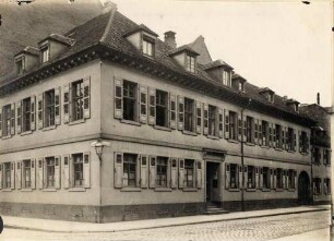 Weinbrenner-Gebäude in Karlsruhe und Umgebung. Haus Ecke Zirkel/Kronenstraße
