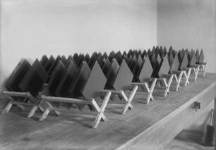 Fotografische Platten beim Trocknen im Trockenraum des Bildarchivs