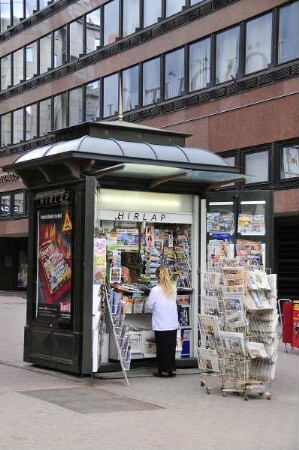 Budapest - Zeitungskiosk : Ein Zeitungskiosk steht am Vörösmarty Platz. Aufgenommen in der City von Budapest am 13. Juni 2011