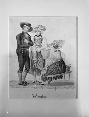 Zwei Frauen und ein Mann aus Unterwalden in Tracht
