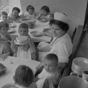Erzieherinnen mit kleinen Kindern im Kinderheim in Sofia