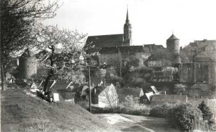 Bautzen. Blick von den Proitschenbergstufen nach Südosten über das Spreetal gegen den Altstadtkern mit der Gerberbastei, dem Dom und dem Nicolaiturm