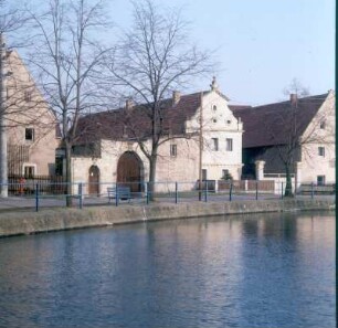 Dorfkern mit Gehöften rund um den Dorfteich (Rundling)