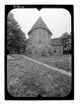 Lübow. Kirche (1210/1227 beg.). Chor und Sakristei von Norden