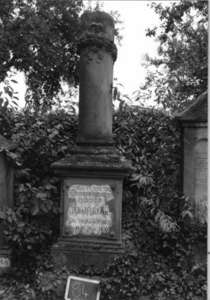 Grabstein 84 (Index: 100080568) Material: Sandstein Zustand: gut Maße HxBxT: 216x60x57 cm Beschreibung: postamentierte abgebrochene Säule, Schriftplatte Symbolik: Blütenkranz um Säule: Grabstein 84