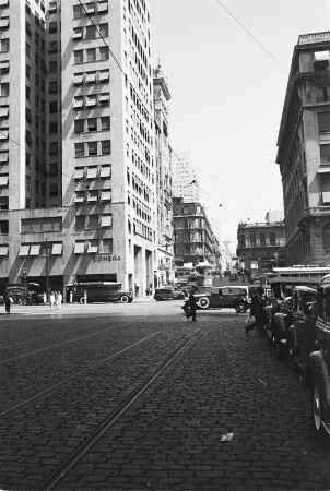 Reisefotos Argentinien. Stadtbilder Buenos Aires. Straße mit Hochhäusern