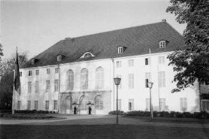 Reportage: Präsident Wilhelm Pieck im Schloss Niederschönhausen : Schloss Niederschönhausen (Außenansicht)