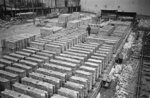 Berlin. VEB Montagebau Berlin. Lagerplatz mit Ziegel-Großblocks unterschiedlicher Formen