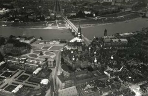 Dresden-Altstadt. Nordwestlicher Teil der Altstadt mit Zwinger, Theaterplatz, Residenzschloß, Kathedrale und Ständehaus gegen die Neustadt. Luftbild-Schrägaufnahme von Süden