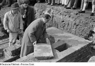 Leipzigs Oberbürgermeister Max Ernst Opitz mit einem Bauarbeiter bei der Grundsteinlegung für Wohnhäuser am Ranstädter Steinweg