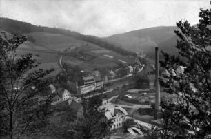 Die Pilz-Fabrik und Teil des Bahnhofs : Bildmitte: Schulgebäude