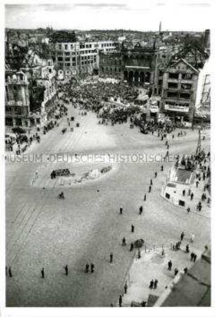 Eine Ost-Berliner Polizistenkette markiert die Grenze zwischen dem sowjetischen und dem britischen Sektor am Potsdamer Platz