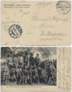 Soldaten der Schutztruppe für Deutsch-Südwest-Afrika mit gefangenen Herero-Anführern