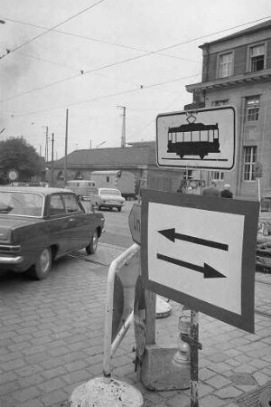 Beidseitiger Straßenbahnverkehr an der Poststraße östlich des Hauptbahnhofs.
